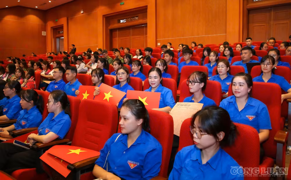Đoàn viên, thanh niên tỉnh Cao Bằng tham dự Hội thảo, lắng nghe các tham luận và trao đổi với các diễn giả.