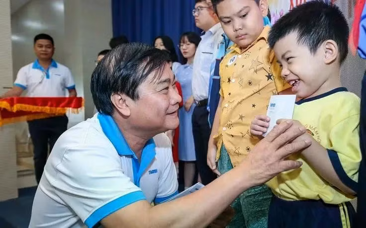28-1-2024-nha-bao-nguyen-ngoc-toan-trao-qua-tet-cho-tre-mo-coi-do-covid-19-anh-nhat-thinh-5-1784105015406266778589-153-0-1403-2000-crop-17841050241371724735598.jpg