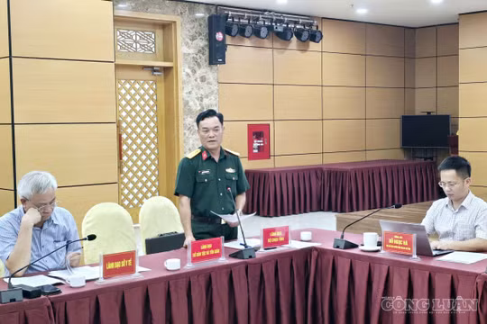 Đại tá Nguyễn Đình Khiêm, Phó Chính ủy Bộ Chỉ huy Quân sự tỉnh Quảng Ninh cung cấp thông tin cho báo chí tại hội nghị.