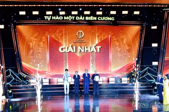 Ban tổ chức trao giải Nhất tại Lễ trao giải và Triển lãm ảnh nghệ thuật cấp Quốc gia "Tự hào một dải biên cương" năm 2026.