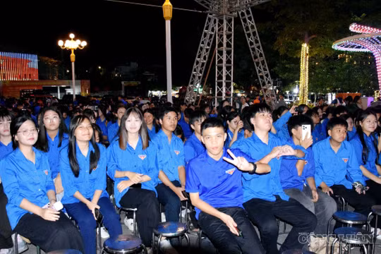 Đông đảo đoàn viên, thanh niên mặc áo xanh thanh niên Việt Nam hào hứng tham dự Chương trình kỷ niệm 70 năm Ngày truyền thống Hội LHTN Việt Nam tại thành phố Quảng Ninh.