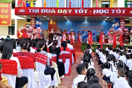 Sáng 5/9, lễ khai giảng năm học mới đồng loạt diễn ra tại 346 cơ sở giáo dục mầm non, phổ thông và giáo dục thường xuyên trong toàn thành phố.