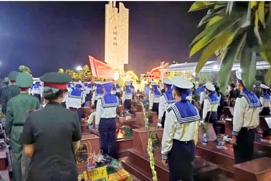 Các lực lượng chức năng thành phố Quảng Ninh triển khai nhiệm vụ thiêng liêng trong “Chiến dịch 500 ngày đêm” tại Nghĩa trang Liệt sĩ.
