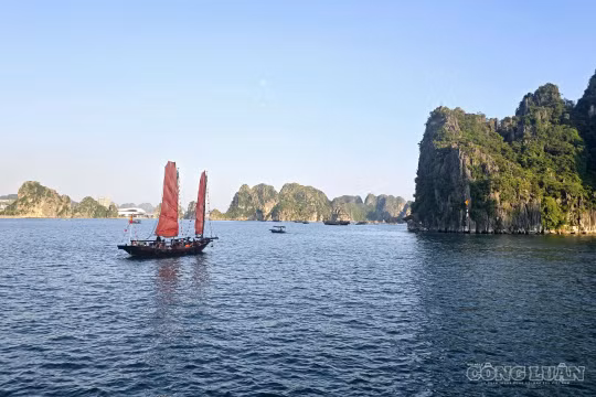 Du lịch là một trong những ngành mũi nhọn đóng góp quan trọng vào mức tăng trưởng ấn tượng của thành phố Quảng Ninh.