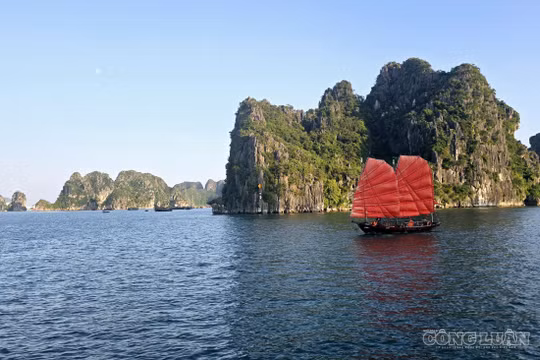 Phát huy tối đa giá trị Di sản thiên nhiên thế giới Vịnh Hạ Long là "chìa khóa" đưa ngành công nghiệp không khói của Quảng Ninh cất cánh.