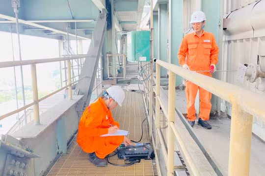 Công nhân thực hiện kiểm tra thiết bị tại Công ty Nhiệt điện Uông Bí. Ảnh; Công ty Nhiệt điện Uông Bí.