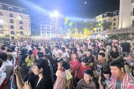 Đông đảo đại biểu, phụ huynh và các em thiếu nhi tham dự Chương trình nghệ thuật “Lồng đèn thắp sáng ước mơ” năm 2026 tại đô thị vịnh biển Hạ Long Marina.