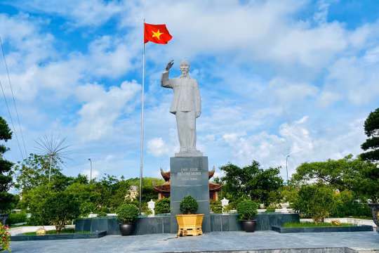 Tượng đài Chủ tịch Hồ Chí Minh tại Khu di tích quốc gia đặc biệt trên đảo Cô Tô.