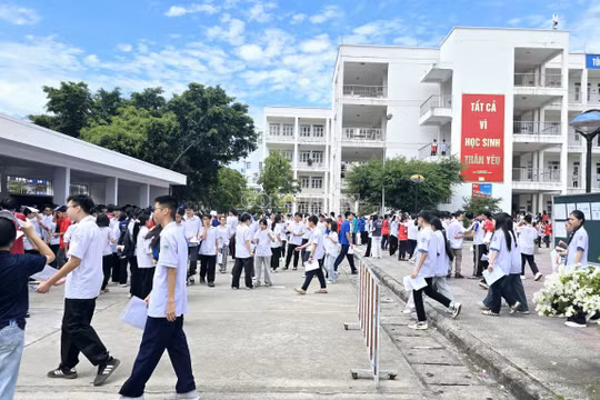Toàn bộ học sinh trên địa bàn tỉnh Quảng Ninh sẽ được đưa đón đến trường miễn phí bằng xe buýt điện.