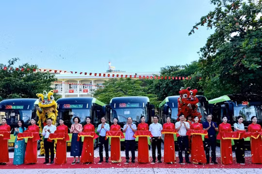 Lãnh đạo Thành ủy, UBND thành phố Quảng Ninh và các sở ngành liên quan thực hiện nghi thức cắt băng chính thức khai trương hệ thống xe buýt điện học đường miễn phí tại thành phố Quảng Ninh.
