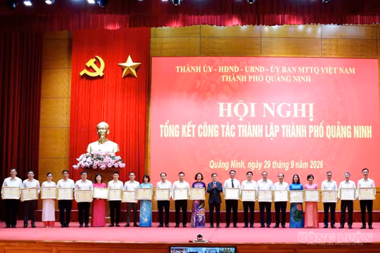 Chủ tịch UBND thành phố Bùi Văn Khắng trao Bằng khen cho các tập thể, cá nhân có thành tích xuất sắc trong công tác triển khai thành lập thành phố Quảng Ninh. 