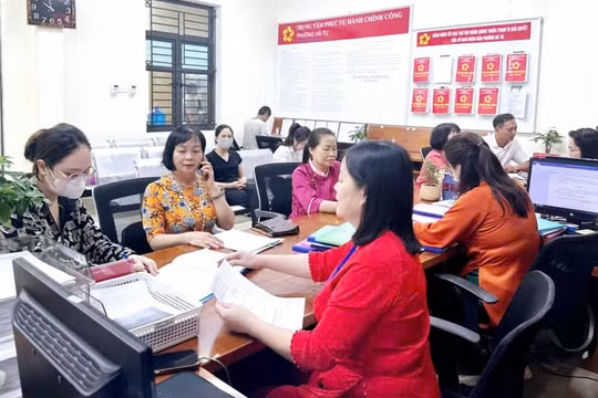 Trung tâm Phục vụ hành chính công phường Hà Tu giải quyết thủ tục hành chính cho người dân.