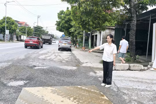 "Ổ voi" tại điểm giao giữa Quốc lộ 18 và tuyến đường nhánh dẫn vào mỏ khai thác mỏ đất, tiềm ẩn nhiều rủi ro về tai nạn giao thông.