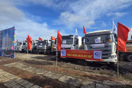 Chủ tịch UBND tỉnh Quảng Ninh trao quyết định đầu tư và tặng hoa chúc mừng đại diện các doanh nghiệp, nhà đầu tư tại hội nghị chiều 26/8.