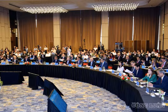Đông đảo đại biểu trong nước và quốc tế tham dự phiên thảo luận bàn tròn trong khuôn khổ Tuần lễ Số Quốc tế Việt Nam 2026 tại thành phố Quảng Ninh.