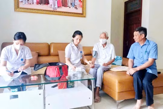 Cán bộ y tế tổ chức khám sức khỏe định kỳ tại nhà cho người dân theo tinh thần Nghị quyết 72, đảm bảo không để ai bị bỏ lại phía sau.