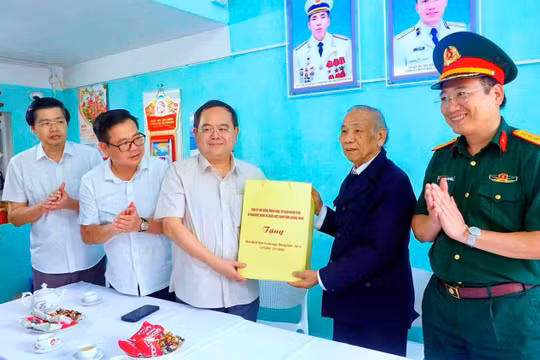 Bí thư Tỉnh ủy, Quản Minh Cường thăm và tặng quà Anh hùng Lực lượng vũ trang nhân dân Nguyễn Văn Phả.