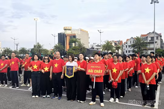 Các đại biểu và đông đảo nhân dân tại vạch xuất phát, chính thức bắt đầu hành trình “Cùng Việt Nam tiến bước”.