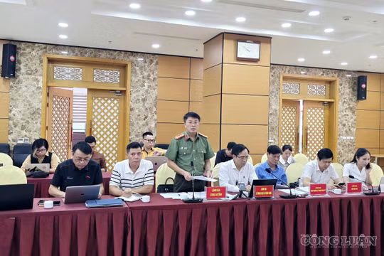 Thượng tá Vũ Đình Khải, Phó trưởng phòng Tham mưu Công an tỉnh Quảng Ninh cung cấp thông tin cho báo chí tại hội nghị.