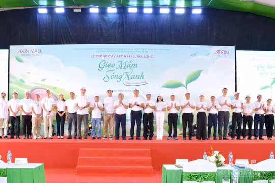 Lãnh đạo TP Quảng Ninh cùng các đại biểu tham dự sự kiện chụp ảnh lưu niệm.
