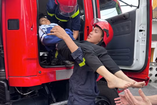 Các chiến sỹ PCCC quyết đoán dùng xe chữa cháy chuyên dụng làm phương tiện cấp cứu nạn nhân TNGT nguy kịch.