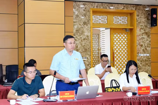 Ông Trần Mạnh, Phó Tổng Giám đốc Công ty Cổ phần Nước sạch Quảng Ninh thông tin tại hội nghị.
