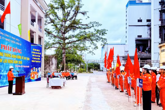 Toàn cảnh Lễ phát động Tháng ATVSLĐ tại Công ty Nhiệt điện Uông Bí.
