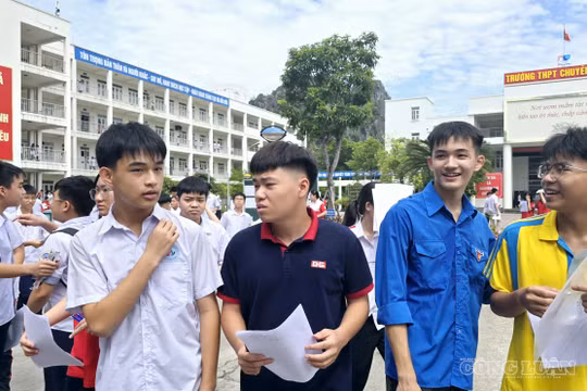 Nhiều tập thể cá nhân ngành giáo dục QUảng Ninh được trao tặng các danh hiệu cao quý.