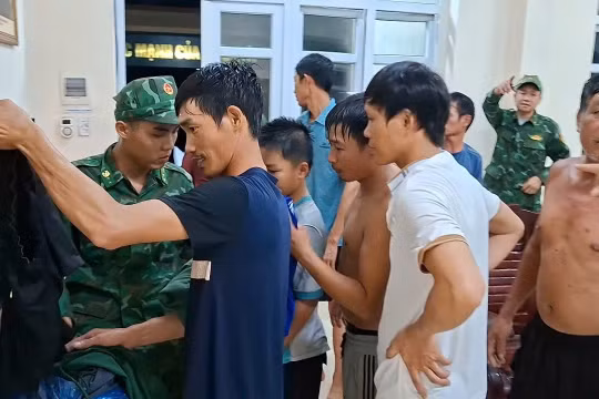 Toàn bộ 9 thuyền viên gặp nạn đã được các chiến sĩ Đồn Biên phòng Đảo Trần cứu hộ an toàn.