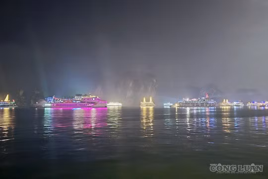 Màn trình diễn ánh sáng lung linh, huyền ảo của các tàu du lịch trên Di sản Vịnh Hạ Long tạo nên điểm nhấn thị giác đặc sắc, thu hút đông đảo du khách chiêm ngưỡng về đêm.