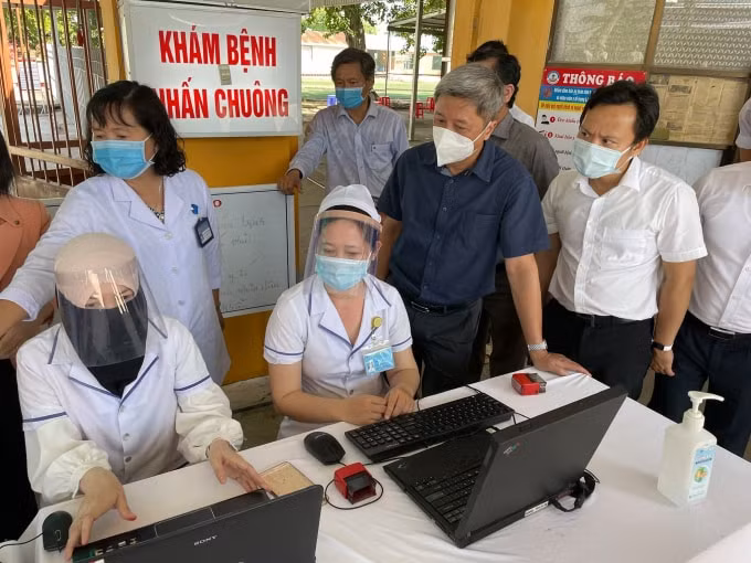 Đoàn công tác đang tiến hành kiểm tra việc phòng, chống dịch trên địa bàn tỉnh An Giang (ảnh TL).