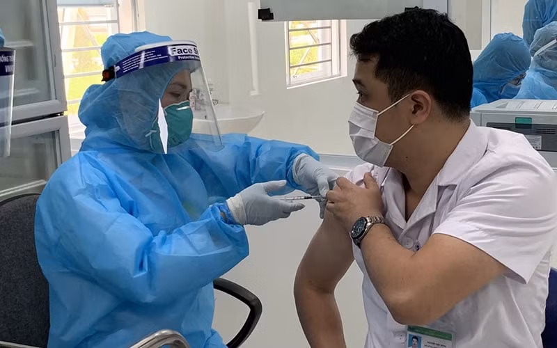 Hơn 7.400 người ở Sóc Trăng được tiêm vắc xin phòng chống dịch Covid-19. Ảnh: TL
