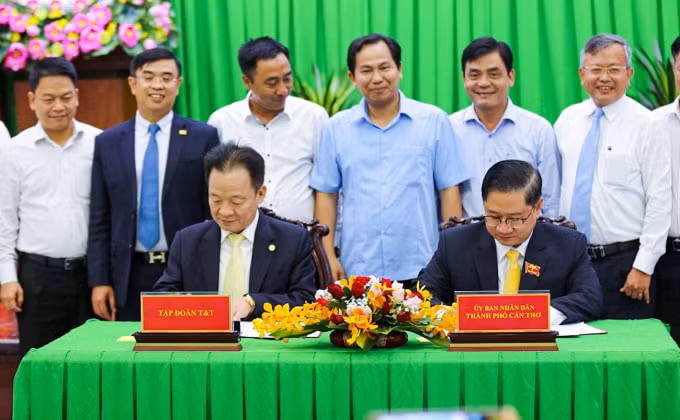 Ông Trần Việt Trường, Chủ tịch UBND TP Cần Thơ (bên phải) và ông Đỗ Quang Hiển, Chủ tịch Tập đoàn T&T Group ký thỏa thuận hợp tác chiến lược.