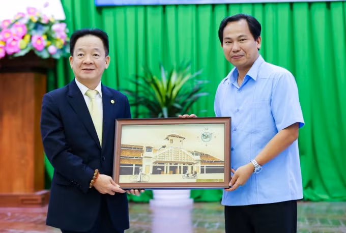 Ông Lê Quang Mạnh, Ủy viên BCH Trung ương Đảng, Bí thư Thành ủy Cần Thơ tặng quà lưu niệm cho ông Đỗ Quang Hiển, Chủ tịch Tập đoàn T&T Group nhân dịp 2 bên ký thỏa thuận hợp tác chiến lược.