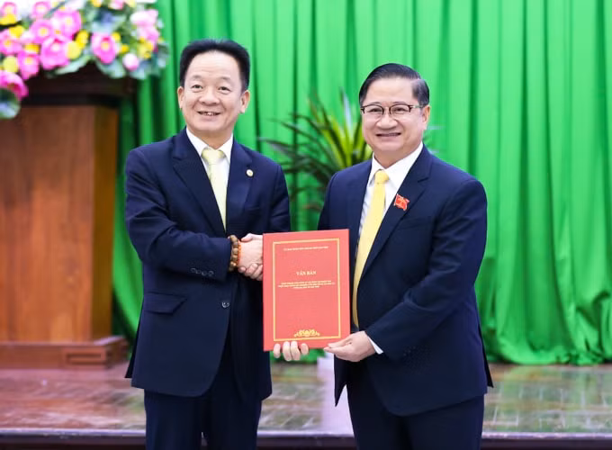 Ông Trần Việt Trường, Chủ tịch UBND TP Cần Thơ (bên phải) trao văn bản chấp thuận chủ trương nghiên cứu đầu tư một số dự án trên địa bàn cho ông Đỗ Quang Hiển, Chủ tịch Tập đoàn T&T Group.