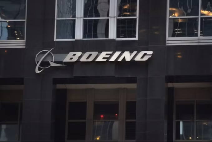 Logo của công ty được treo phía trên lối vào trụ sở của Công ty Boeing vào ngày 29 tháng 1 năm 2020 tại Chicago, Illinois. (Nguồn: Scott Olson / Getty Images).