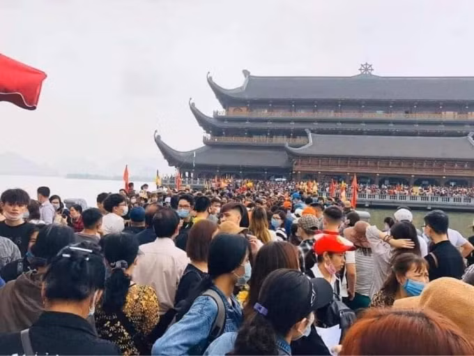 Cảnh chen lấn tại Chùa Tam Chúc hồi tháng 3/2021