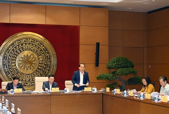 Chủ nhiệm Ủy ban Pháp luật Hoàng Thanh Tùng phát biểu tại buổi làm việc.