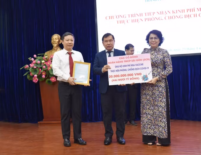 Ông Bùi Anh Dũng – Chủ tịch HĐQT - Đại diện Cổ đông của SCB trao bảng bảng tượng trưng đóng góp số tiền 20 tỷ đồng.