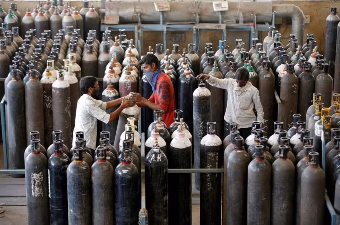 Một góc của một nhà máy cung ấp oxy ở Ahmedabad, Ấn Độ, ngày 25 tháng 4 năm 2021. EU và Vương quốc Anh đã gửi thiết bị y tế và thuốc cho Ấn Độ đang rơi vào khủng hoảng vì đại dịch COVID-19 - Ảnh:REUTERS / Amit Dave