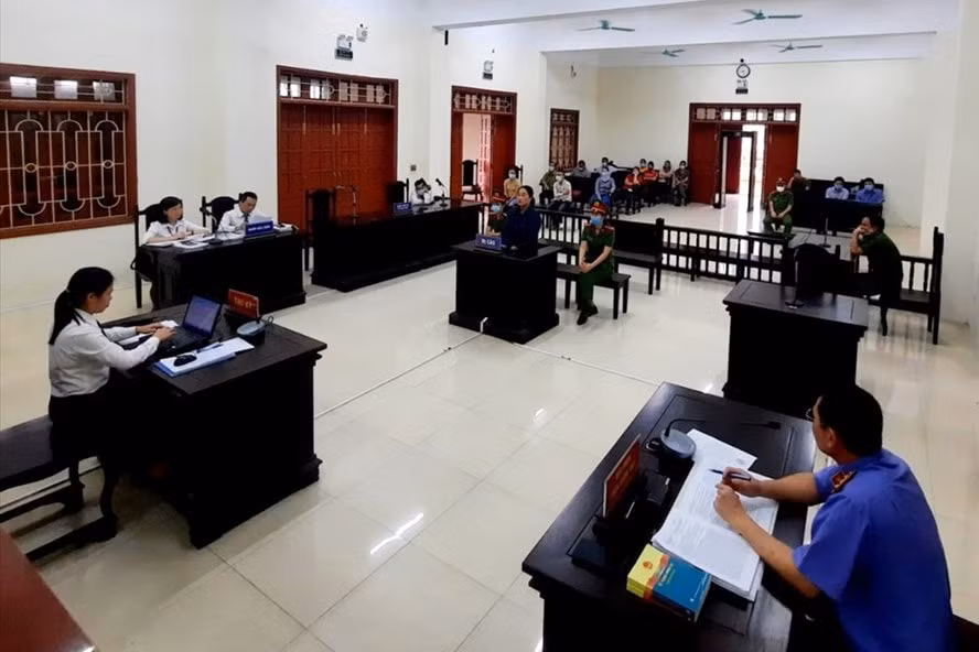 Bị cáo Lương Thị Đích (SN 1976, trú tại huyện Kỳ Sơn, tỉnh Nghệ An) đã bị TAND tỉnh Ninh Bình mở phiên tòa sơ thẩm xét xử và tuyên án tử hình về tộ vận chuyển trái phép chất ma túy. Ảnh: laodong.vn