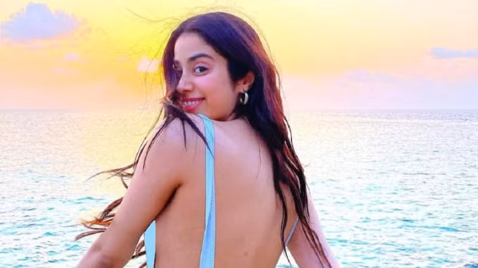 Janhvi Kapoor phải xin lỗi và giải thích với khán giả về hành động thiếu nhạy cảm của mình.