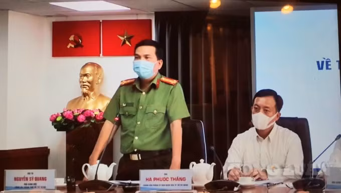 Đại tá Nguyễn Sỹ Quang - Phó Giám đốc CA TP. HCM thông tin với báo chí. Ảnh: HT
