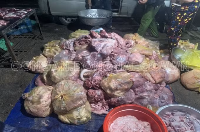 Số thịt heo chuyển màu, bốc mùi hôi đang chuẩn bị đem đi tiêu thụ thì bị lực lượng Công an phát hiện, bắt giữ. Ảnh: Công an Đồng Nai