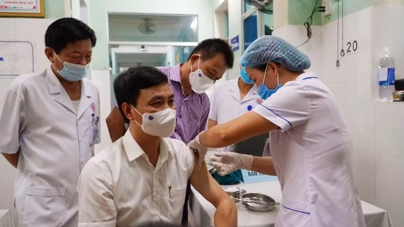 20 cán bộ, y bác sỹ đầu tiên ở Thái Bình tham gia tiêm vắc xin Covid-19. Ảnh: TL