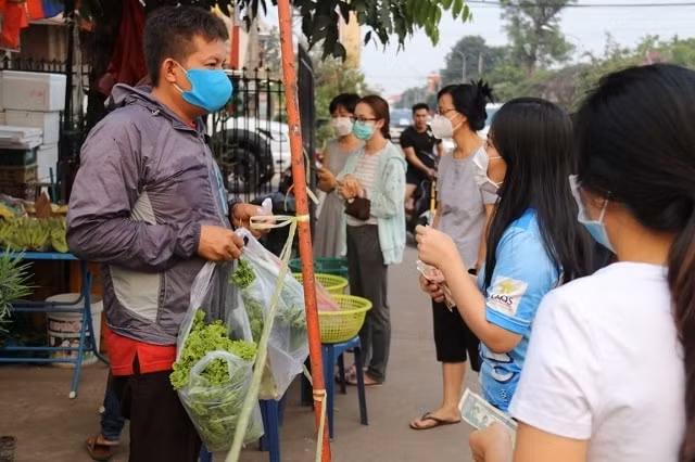 Một số cửa hàng bán lẻ tại Thủ đô Vientiane đã áp dụng biện hạn chế khách hàng vào khu vực hàng hóa. Ảnh minh họa