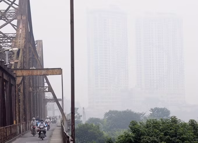 Khu vực Hà Nội ngày 29/4 có lúc có mưa rào và dông. Trong mưa dông có khả năng xảy ra lốc, sét và gió giật mạnh. (Ảnh: laodong)