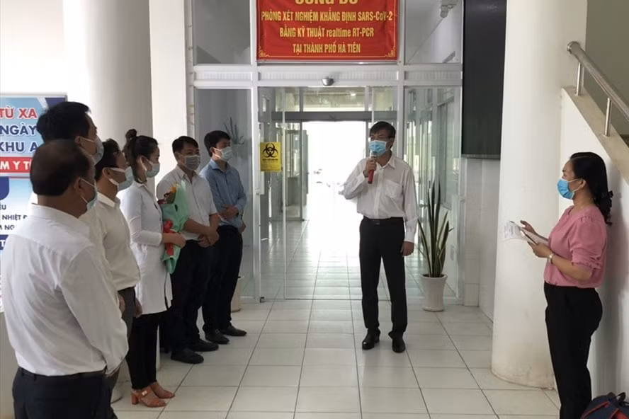 Công bố thành lập phòng xét nghiệm khẳng định Covid-19 bằng kỹ thuật realtime RT-PCR tại TP. Hà Tiên, tỉnh Kiên Giang. Ảnh: laodong.vn