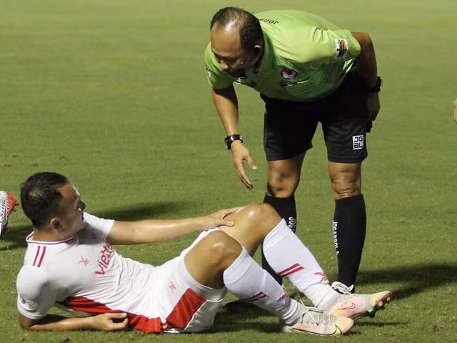 Nguyễn Trọng Hoàng bị dính chấn thương sau trận Viettel FC làm khách trước câu lạc bộ TP. HCM trên sân Thống Nhất diễn ra vào tối 27/4. Ảnh: internet
