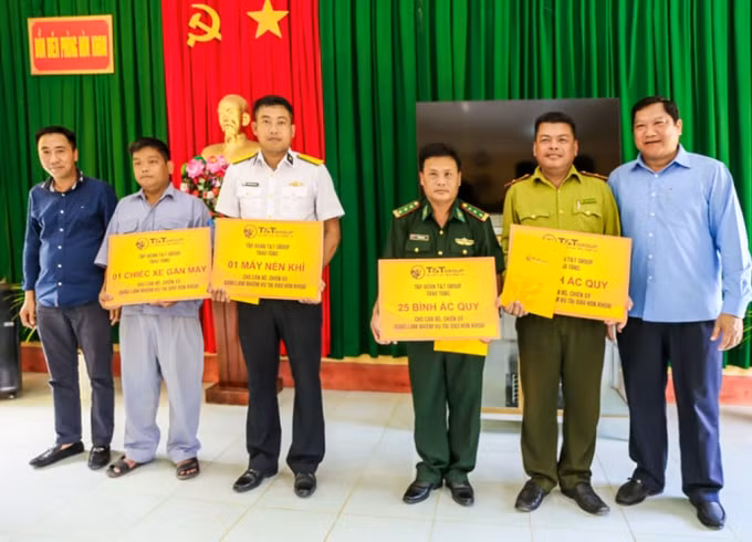 Lãnh đạo tỉnh Cà Mau và lãnh đạo Tập đoàn T&T Group tặng quà cho cán bộ chiến sỹ các lực lượng đang làm nhiệm vụ trên đảo Hòn Khoai.
